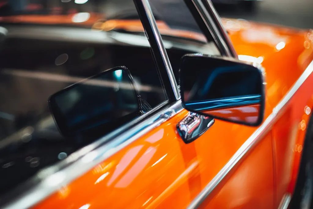Dettaglio di un'auto con la carrozzeria di colore arancione