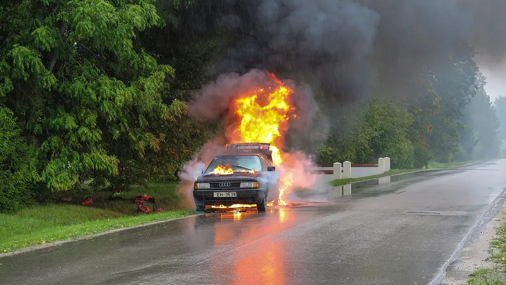 macchina in fiamme abbandonata a ciglio strada