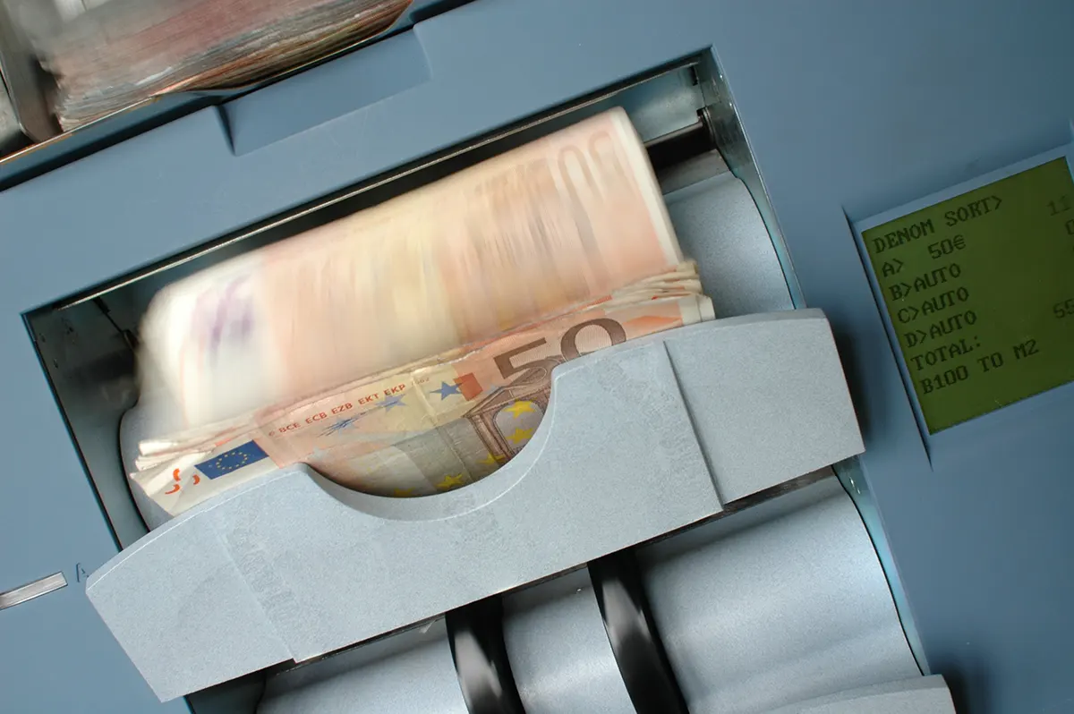 macchina contasoldi con banconote da 50 euro