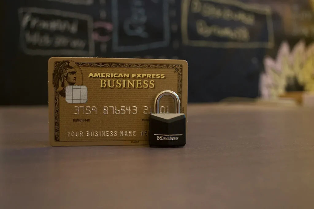Diferencia entre bloqueo y suspensión de la tarjeta de crédito american express business gold y un candado negro