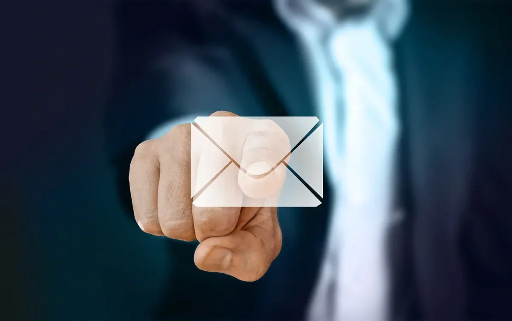 Email temporário: a solução anti-spam e para a privacidade online dedo de um homem a clicar no ícone de email de um ecrã transparente