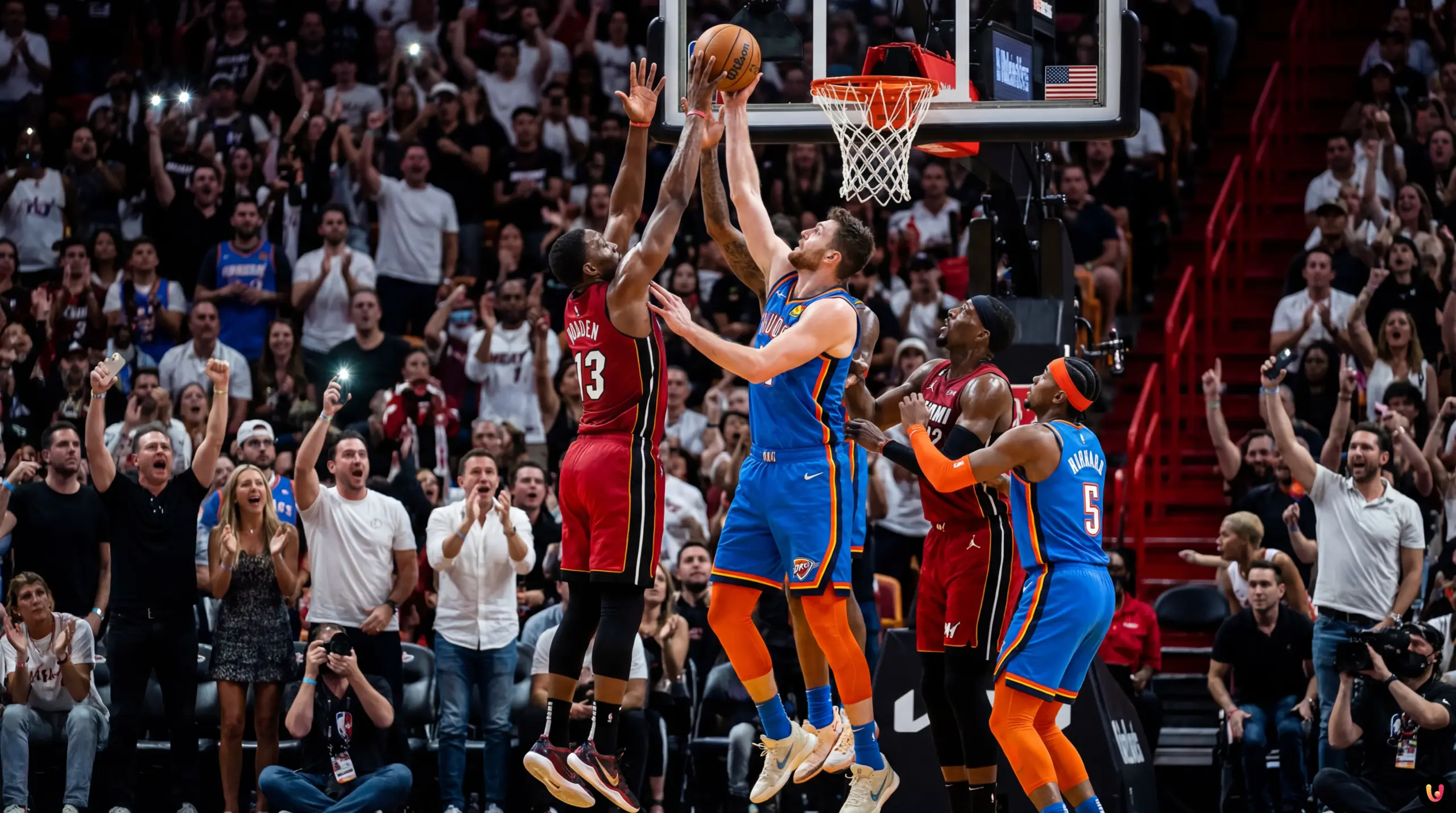 Miami Heat vs Thunder: Vittoria Epica sui Campioni NBA Giocatori Miami Heat esultano dopo la vittoria contro i Thunder al Kaseya Center