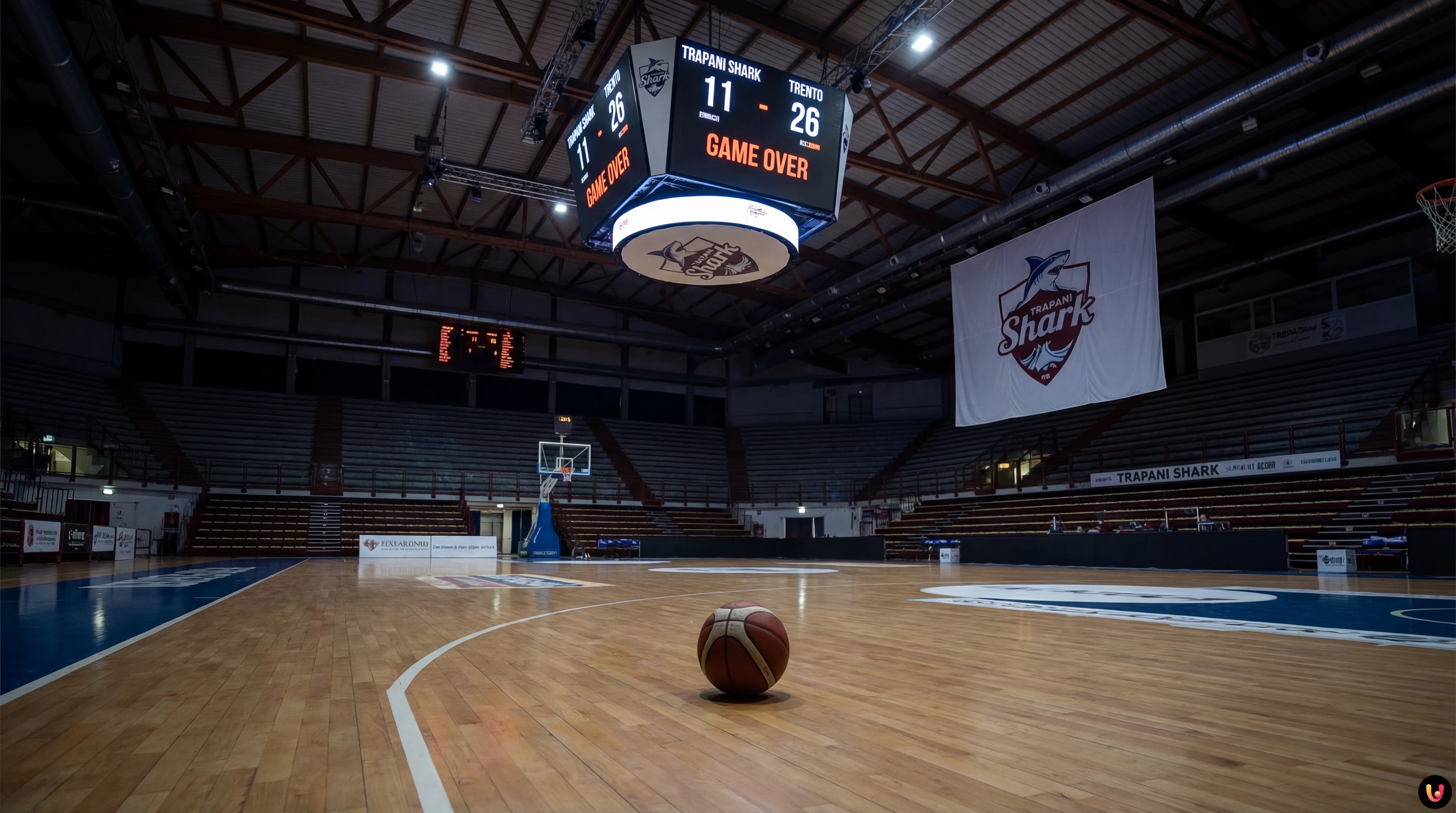 Squadra di basket Trapani Shark in campo al PalaShark durante il campionato.