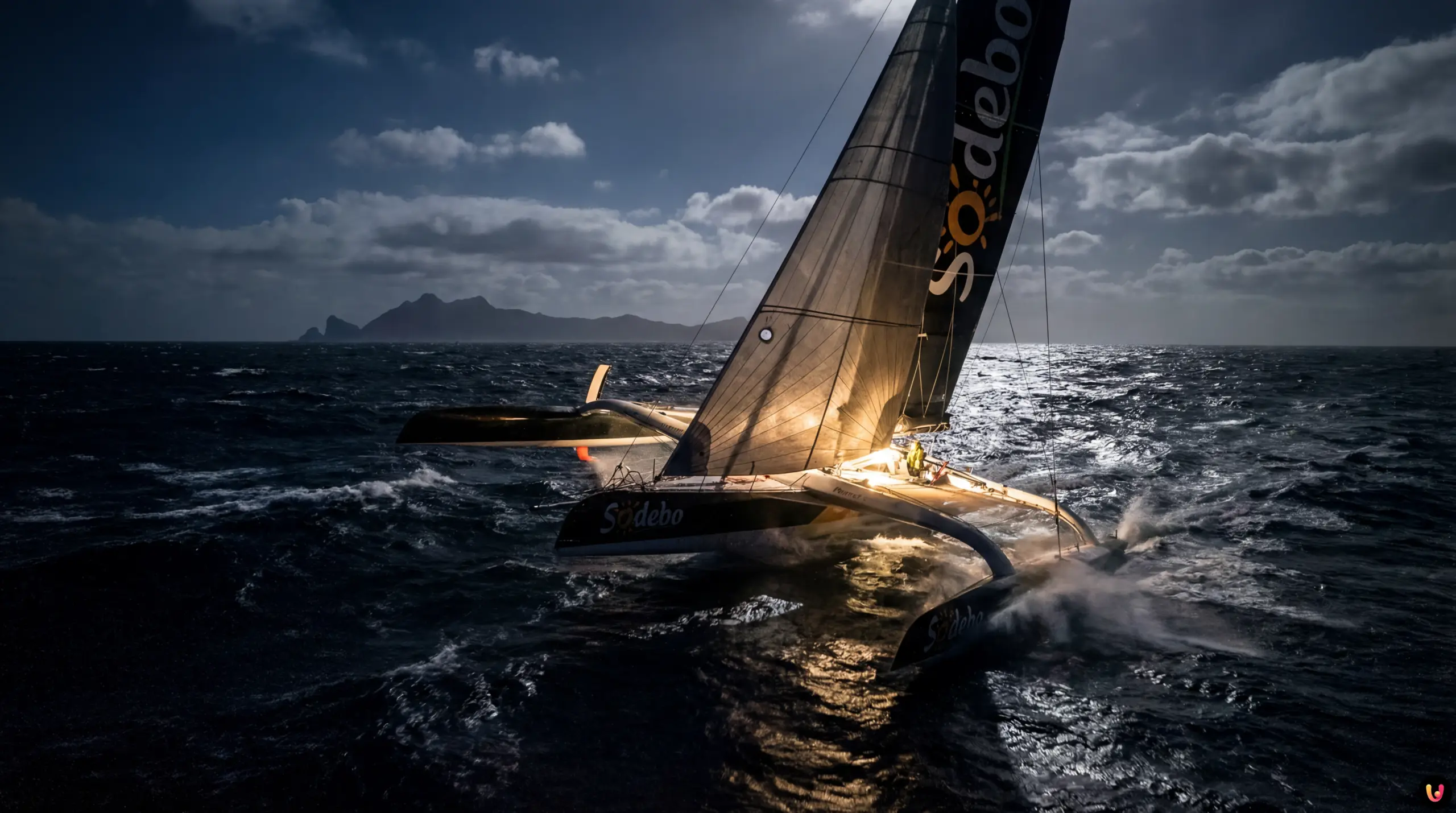 Sodebo Ultim 3 : Record au Cap Horn Trophée Jules Verne Le maxi-trimaran Sodebo Ultim 3 naviguant à haute vitesse au passage du Cap Horn.