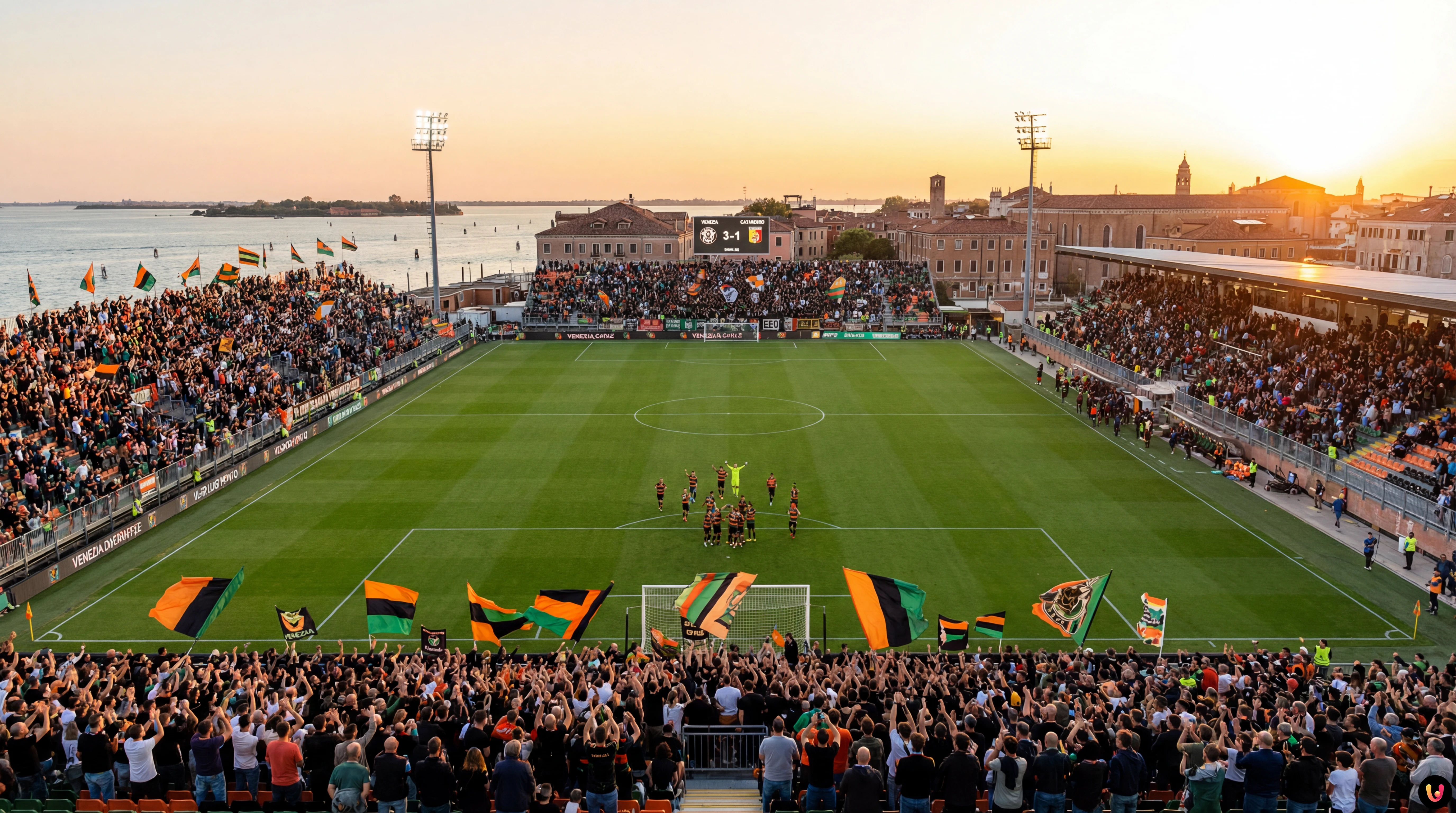 Giocatori del Venezia esultano in campo dopo la vittoria per 3-1 contro il Catanzaro