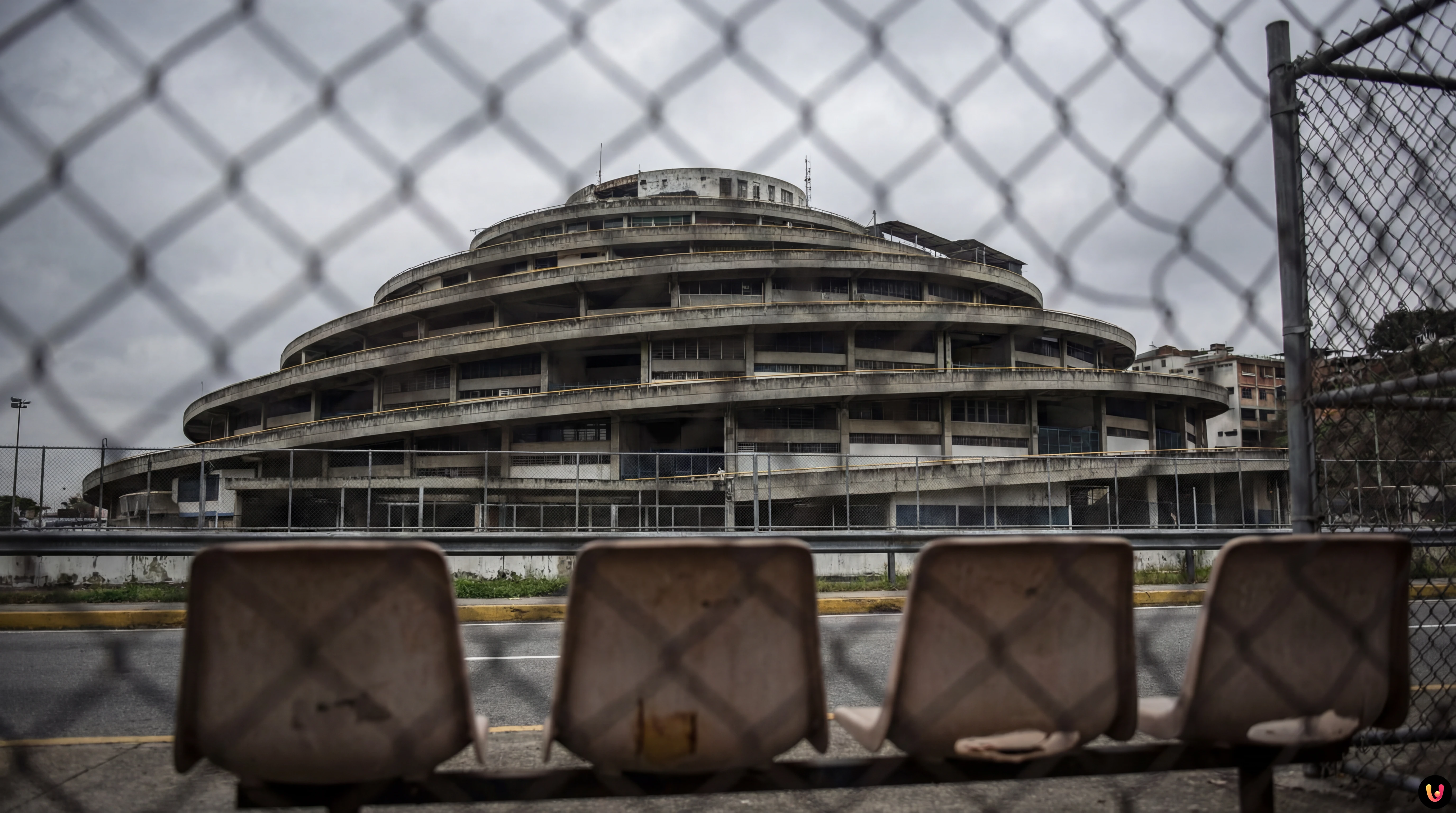 Proches de d&eacute;tenus politiques rassembl&eacute;s devant un centre de d&eacute;tention &agrave; Caracas