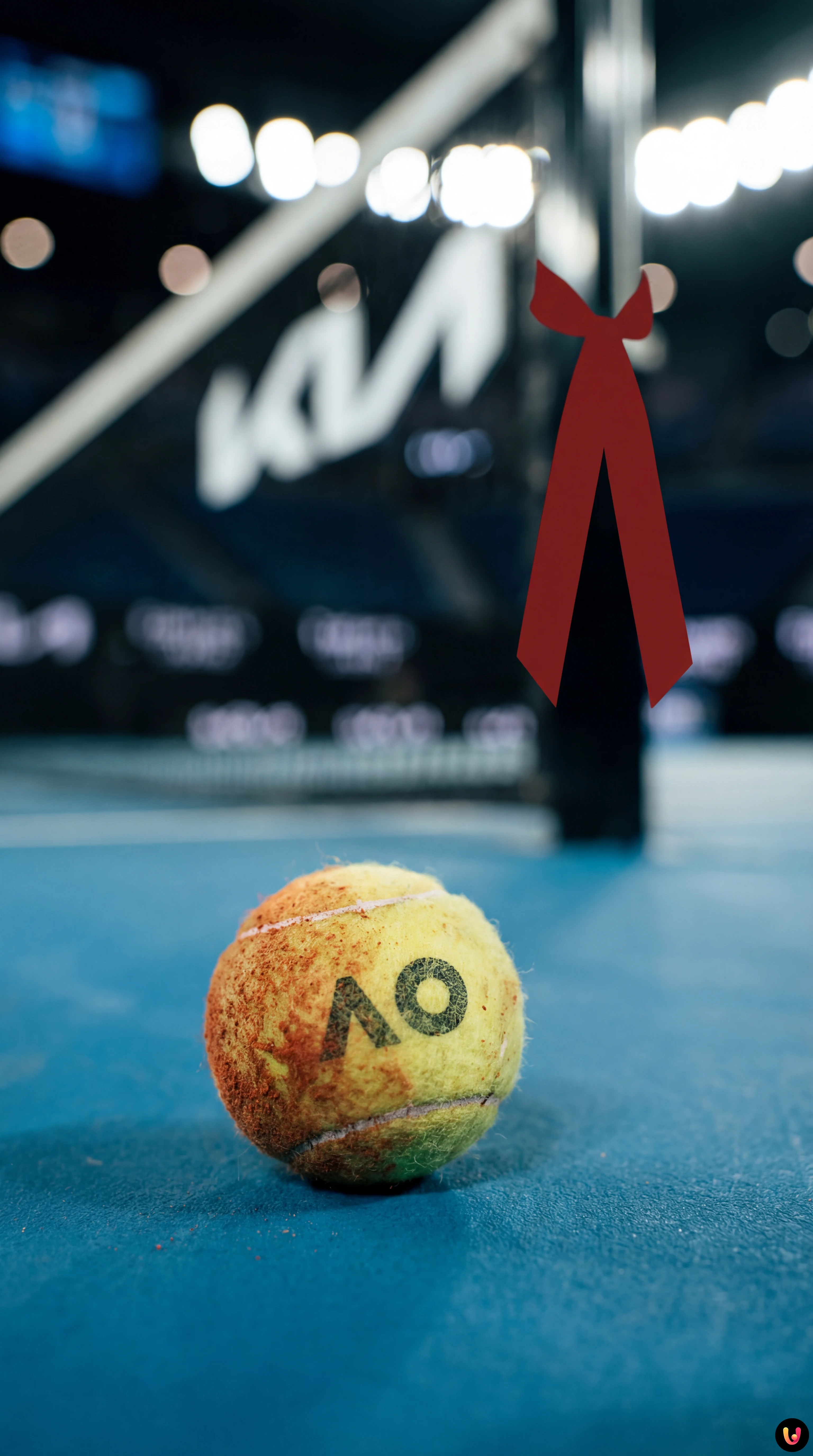 Novak Djokovic in azione sul campo blu della Rod Laver Arena a Melbourne