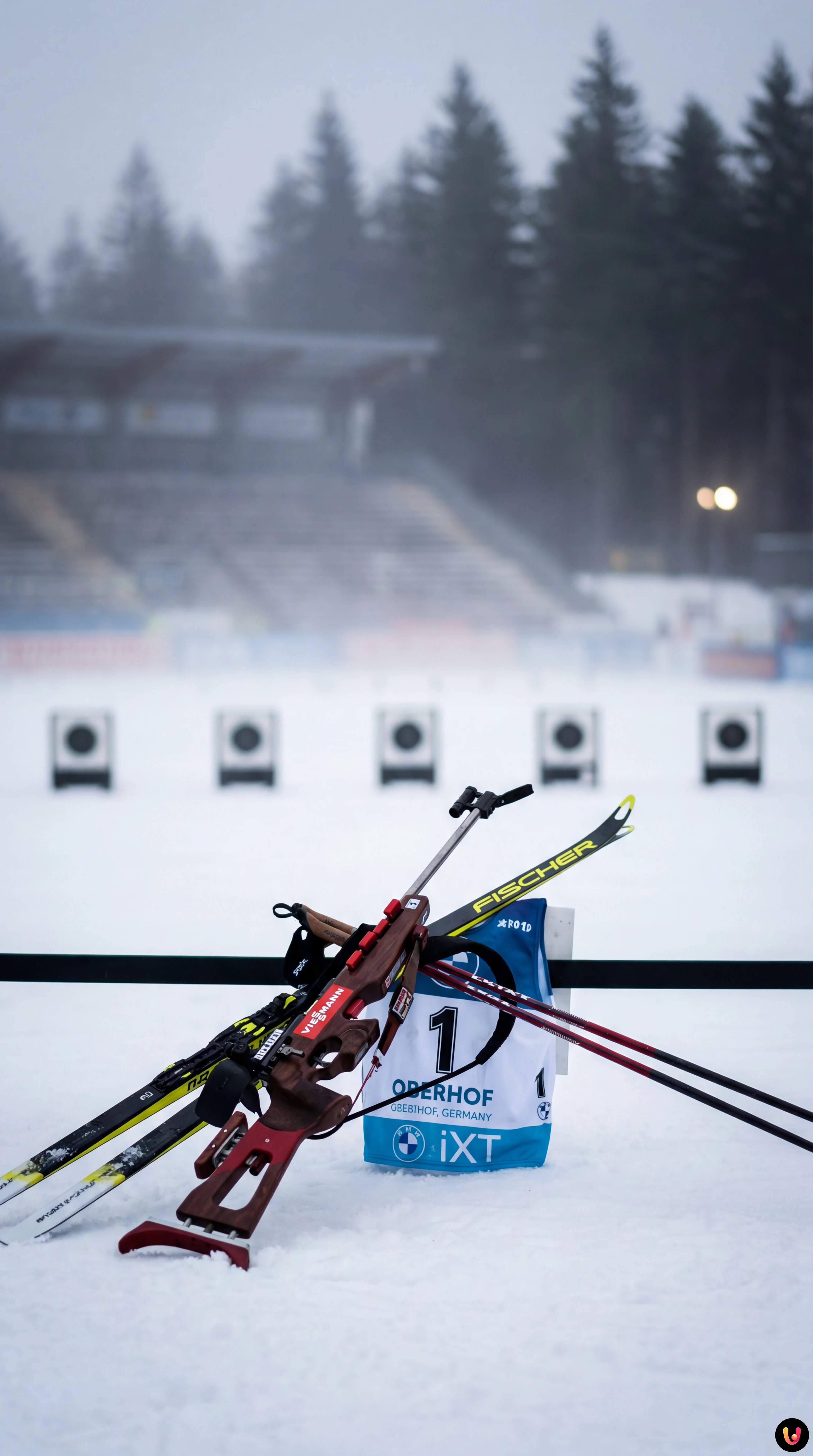 Julia Simon en combinaison de l'&eacute;quipe de France de biathlon sur la piste d'Oberhof.