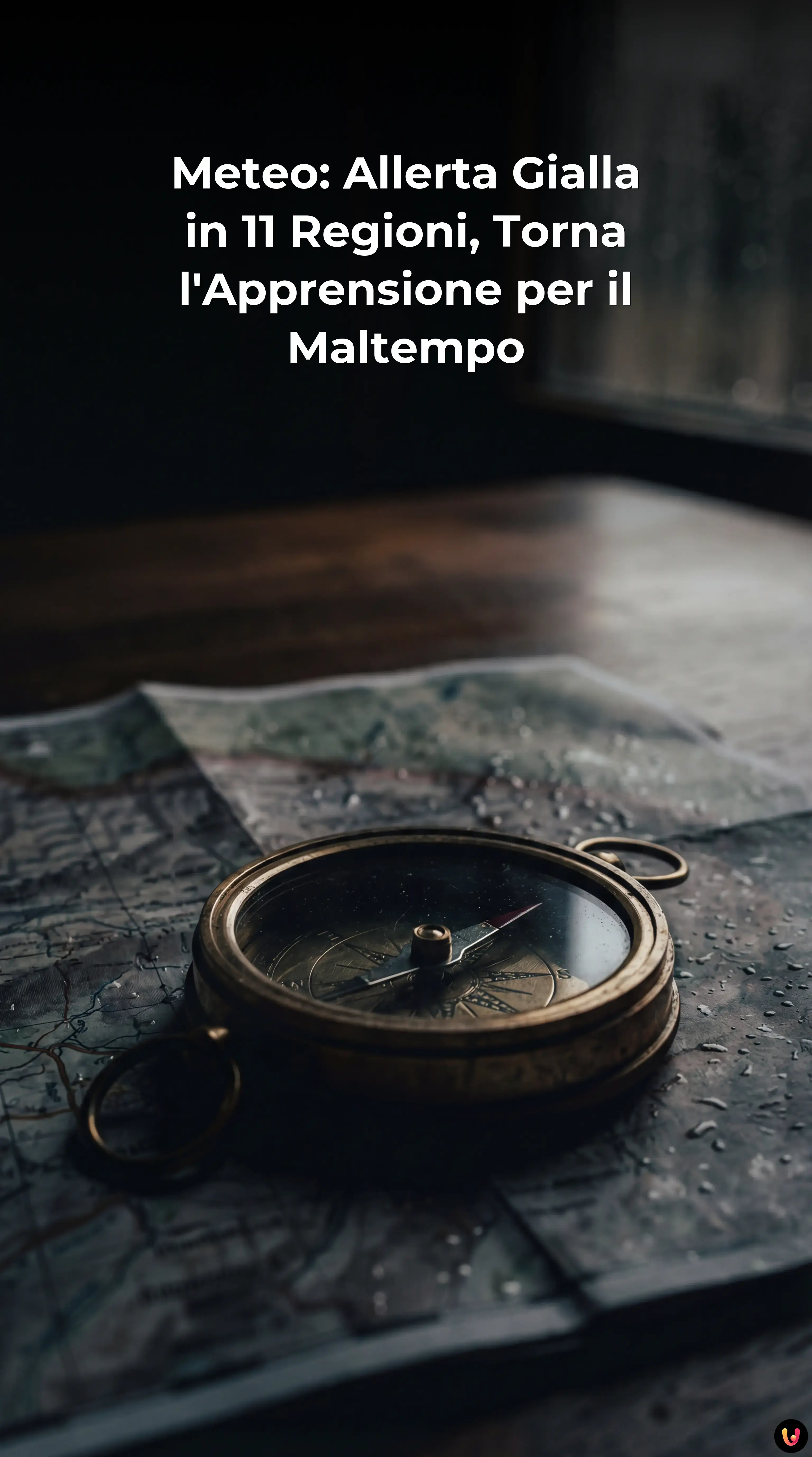 Cielo grigio e pioggia battente su una città italiana durante l'allerta meteo